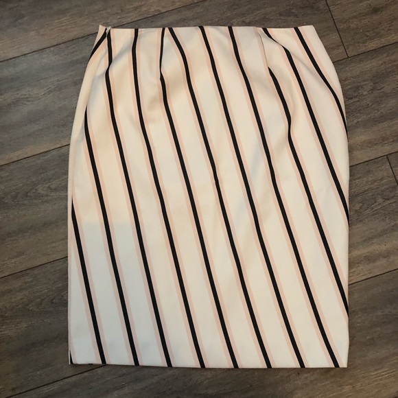White House Black Market pencil skirt - Picture 2 of 3